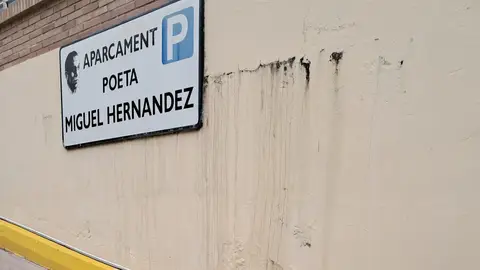 Uno de los accesos al aparcamiento de la calle Poeta Miguel Hernández de Elche. Uno de los accesos al aparcamiento de la calle Poeta Miguel Hernández de Elche.