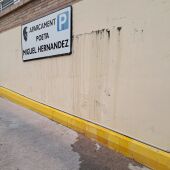 Uno de los accesos al aparcamiento de la calle Poeta Miguel Hernández de Elche.
