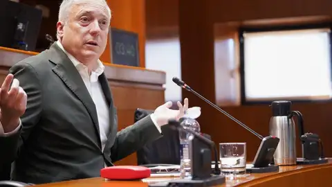 El consejero, Octavio López, en su comparecencia en el parlamento El consejero, Octavio López, en su comparecencia en el parlamento