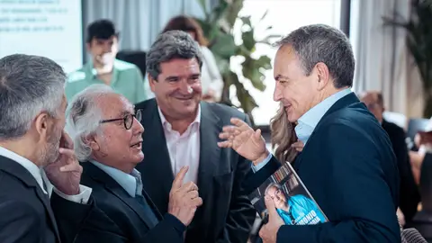 El expresidente del Gobierno, José Luis Rodríguez Zapatero, conversa con Manuel Castells mientras José Luis Escrivá está presente. El expresidente del Gobierno, José Luis Rodríguez Zapatero, conversa con Manuel Castells mientras José Luis Escrivá está presente.