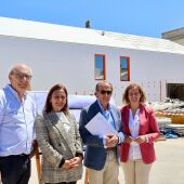 El alcalde de Chiclana, José María Román, junto a Manuela Pérez 
