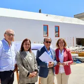 El alcalde de Chiclana, José María Román, junto a Manuela Pérez El alcalde de Chiclana, José María Román, junto a Manuela Pérez