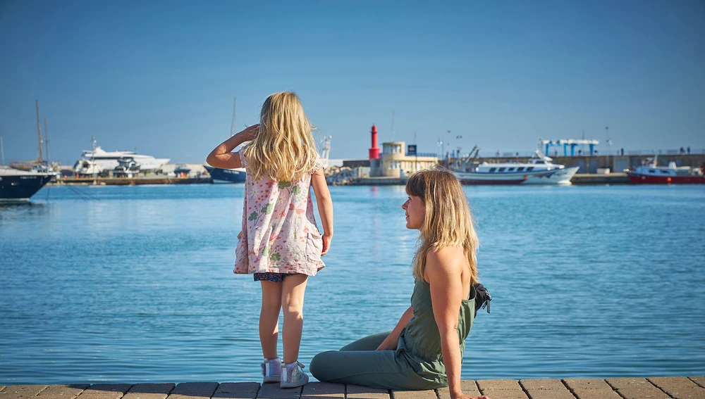 Una madre y su hija contemplan los barcos en un puerto de la Costa Daurada Una madre y su hija contemplan los barcos en un puerto de la Costa Daurada