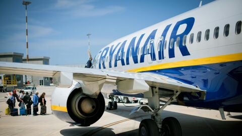 Avión de Ryanair en un aeropuerto Avión de Ryanair en un aeropuerto