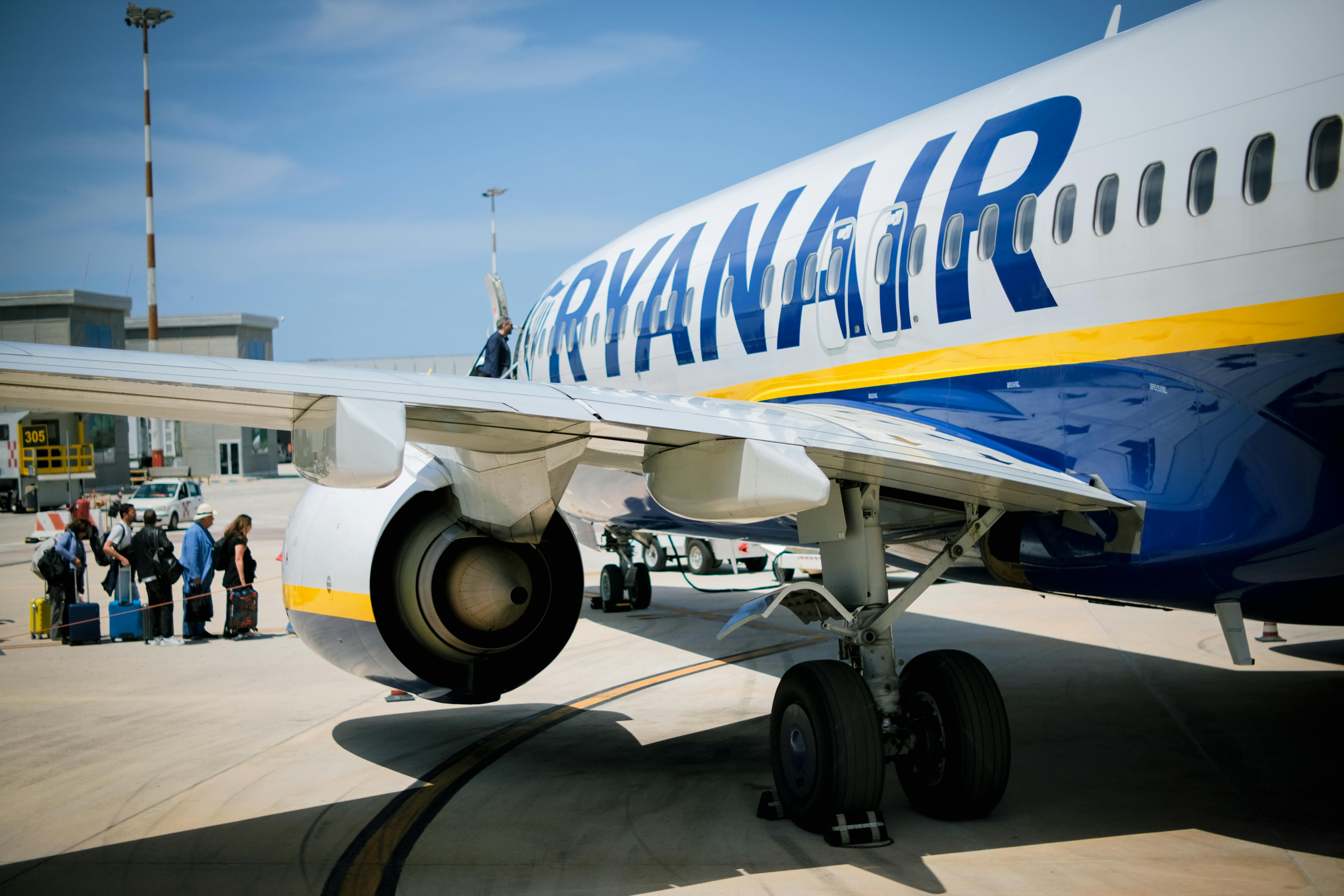 Avión de Ryanair en un aeropuerto Avión de Ryanair en un aeropuerto