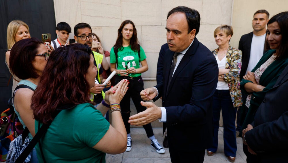 El president de la Generalitat, Juanfran Pérez Llorca, conversa con personal docente concentrado ante Les Corts. 