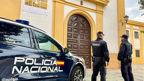 Imagen de archivo de la Policía Nacional frente a la Iglesia de San Roque de Almería Imagen de archivo de la Policía Nacional frente a la Iglesia de San Roque de Almería