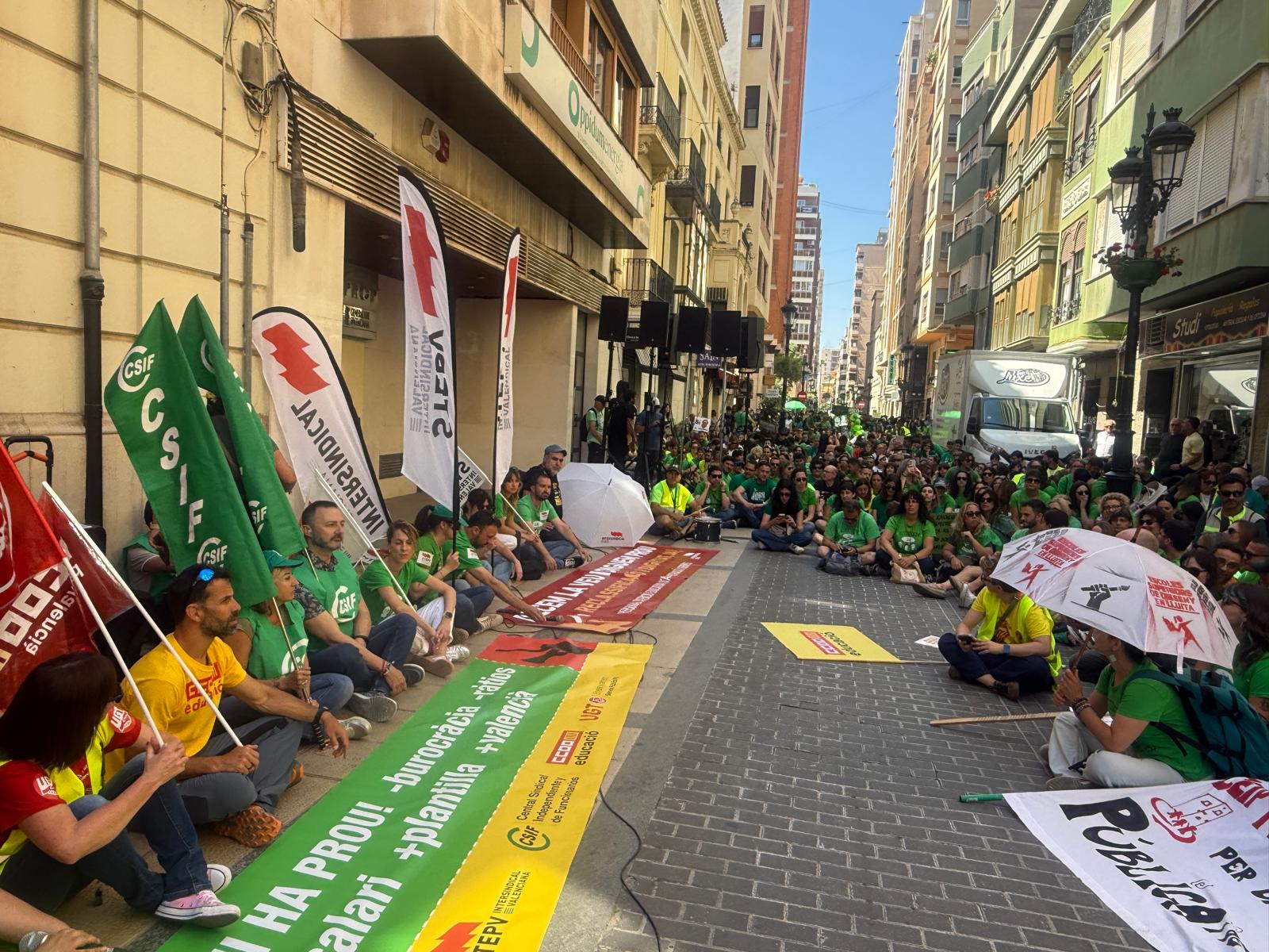 Noveno día de huelga educativa en Castellón: Los sindicatos piden la dimisión de la consellera Noveno día de huelga educativa en Castellón: Los sindicatos piden la dimisión de la consellera