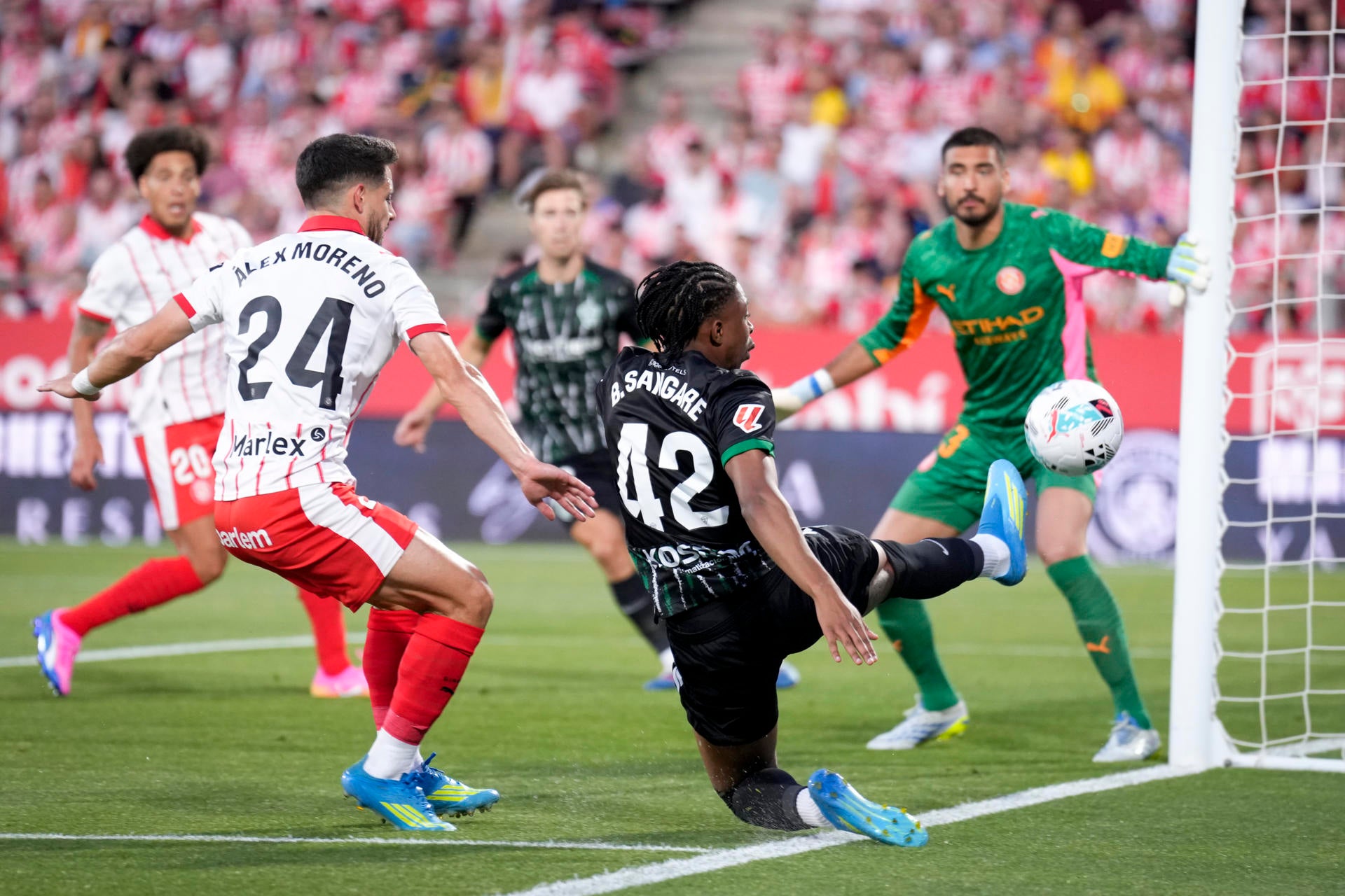 El jugador del Girona, Álex Moreno, y el jugador del Elche Sangare, durante el partido de la jornada 38 de la LaLiga EA Sports entre el Girona Fc y el Elche Fc, El jugador del Girona, Álex Moreno, y el jugador del Elche Sangare, durante el partido de la jornada 38 de la LaLiga EA Sports entre el Girona Fc y el Elche Fc,