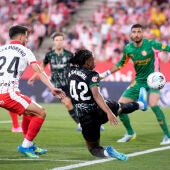 El jugador del Girona, Álex Moreno, y el jugador del Elche Sangare, durante el partido de la jornada 38 de la LaLiga EA Sports entre el Girona Fc y el Elche Fc,