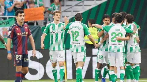 Jugadores béticos celebran un tanto ante el Levante. Jugadores béticos celebran un tanto ante el Levante.