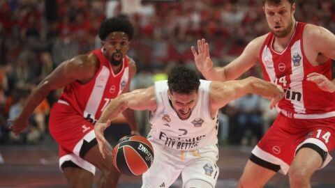 Campazzo (c) durante el partido ante el Olympiacos 