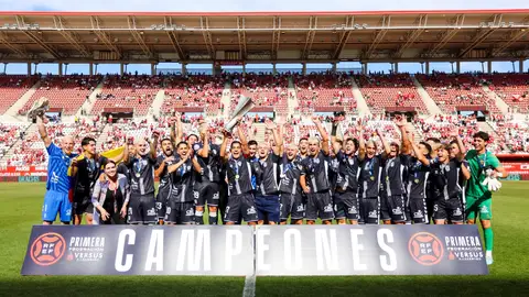 El Eldense recibe el título de campeón en Murcia. El Eldense recibe el título de campeón en Murcia.