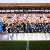 El Eldense recibe el título de campeón en Murcia. El Eldense recibe el título de campeón en Murcia.