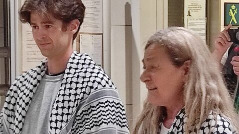&Aacute;lvaro P&eacute;rez con su madre al llegar a Manises