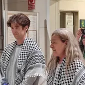 Álvaro Pérez con su madre al llegar a Manises Álvaro Pérez con su madre al llegar a Manises