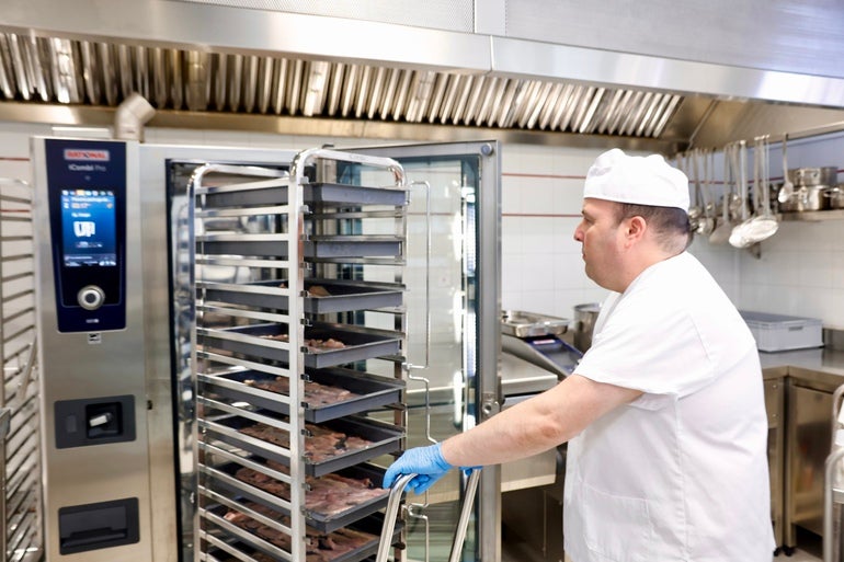 Basauri incorporará el primer modelo mixto de cocinas escolares para elaborar la comida de siete centros públicos Basauri incorporará el primer modelo mixto de cocinas escolares para elaborar la comida de siete centros públicos