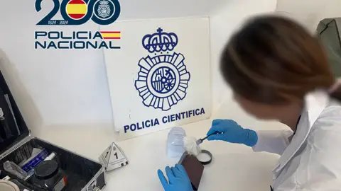 Una agente de la Policía Científica del Cuerpo Nacional de la Policía. Una agente de la Policía Científica del Cuerpo Nacional de la Policía.