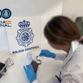 Una agente de la Policía Científica del Cuerpo Nacional de la Policía. 