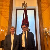 El alcalde de Orihuela, Pepe Vegara (izq.), junto a Juan Martínez Tomé, Sindico del Oriol 2026 