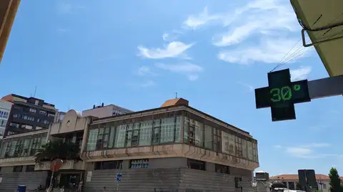 ARCHIVO - Día de calor en Santander con un termómetro marcando 30 grados ARCHIVO - Día de calor en Santander con un termómetro marcando 30 grados