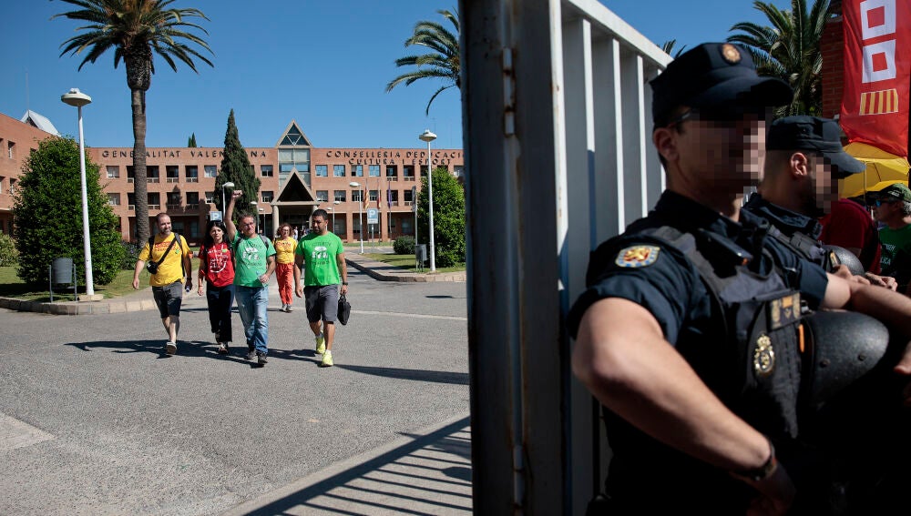 Representantes sindicales de los docentes salen de la Conselleria de Educación tras entregar un documento con sus propuestas. 