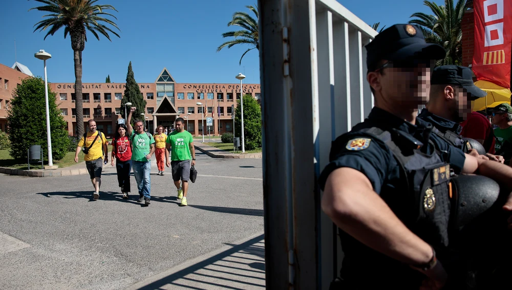 Representantes sindicales de los docentes salen de la Conselleria de Educación tras entregar un documento con sus propuestas. Representantes sindicales de los docentes salen de la Conselleria de Educación tras entregar un documento con sus propuestas.