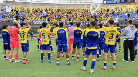 Jugadores de Las Palmas delante de su afici&oacute;n
