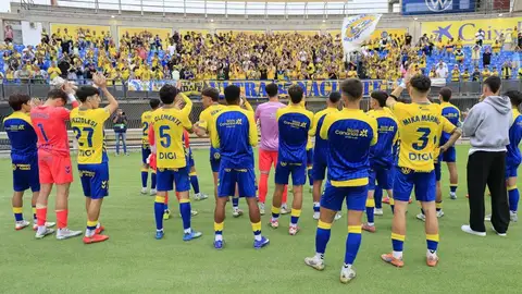 Jugadores de Las Palmas delante de su afición Jugadores de Las Palmas delante de su afición
