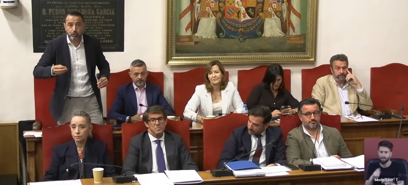 El voto de calidad del alcalde de Elche evita reprobar el insulto del concejal de Vox a la edil de Compromís en el pleno municipal de abril El voto de calidad del alcalde de Elche evita reprobar el insulto del concejal de Vox a la edil de Compromís en el pleno municipal de abril
