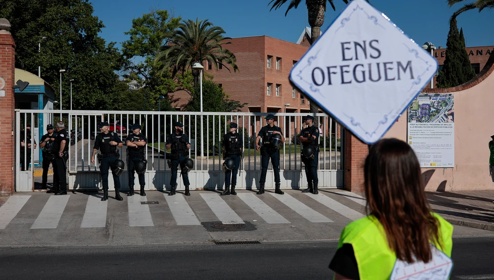 Una profesora con un cartel con el lema "Ens ofeguem" (Nos ahogamos) ante la Conselleria de Educación este lunes. Una profesora con un cartel con el lema "Ens ofeguem" (Nos ahogamos) ante la Conselleria de Educación este lunes.