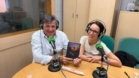 MONCHO GALINDO Y LA ESCRITORA MAYTE REINA MÁS DE UNO CARTAGENA