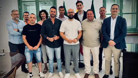 El alcalde de El Puerto y representación de la plantilla de Parques y Jardines El alcalde de El Puerto y representación de la plantilla de Parques y Jardines