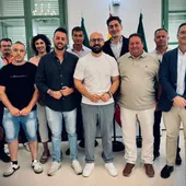 El alcalde de El Puerto y representación de la plantilla de Parques y Jardines El alcalde de El Puerto y representación de la plantilla de Parques y Jardines
