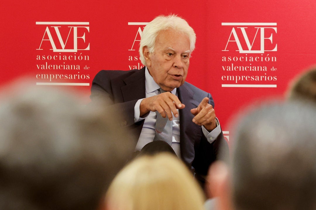 Felipe González reclama a Pedro Sánchez un adelanto electoral tras la imputación de Zapatero: "Debería haber elecciones este año" Felipe González reclama a Pedro Sánchez un adelanto electoral tras la imputación de Zapatero: "Debería haber elecciones este año"