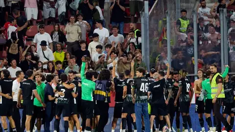 El Elche celebra la permanencia en Girona junto a su afición. El Elche celebra la permanencia en Girona junto a su afición.