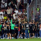 El Elche celebra la permanencia en Girona junto a su afición.