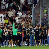 El Elche celebra la permanencia en Girona junto a su afición. El Elche celebra la permanencia en Girona junto a su afición.