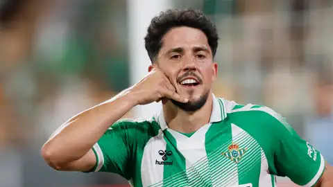 El jugador del Real Betis Pablo Fornals celebra el gol marcado ante el Levante durante el partido de la última jornada que Real Betis y Levante disputan este sábado en el Estadio de La Cartuja de Sevilla. El jugador del Real Betis Pablo Fornals celebra el gol marcado ante el Levante durante el partido de la última jornada que Real Betis y Levante disputan este sábado en el Estadio de La Cartuja de Sevilla.