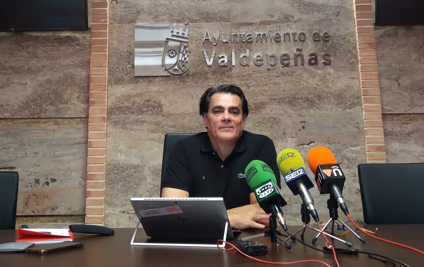 Unidas x Valdepeñas presenta un contrainforme con un ahorro de 300 000 € si el servicio del agua fuera municipal Unidas x Valdepeñas presenta un contrainforme con un ahorro de 300 000 € si el servicio del agua fuera municipal