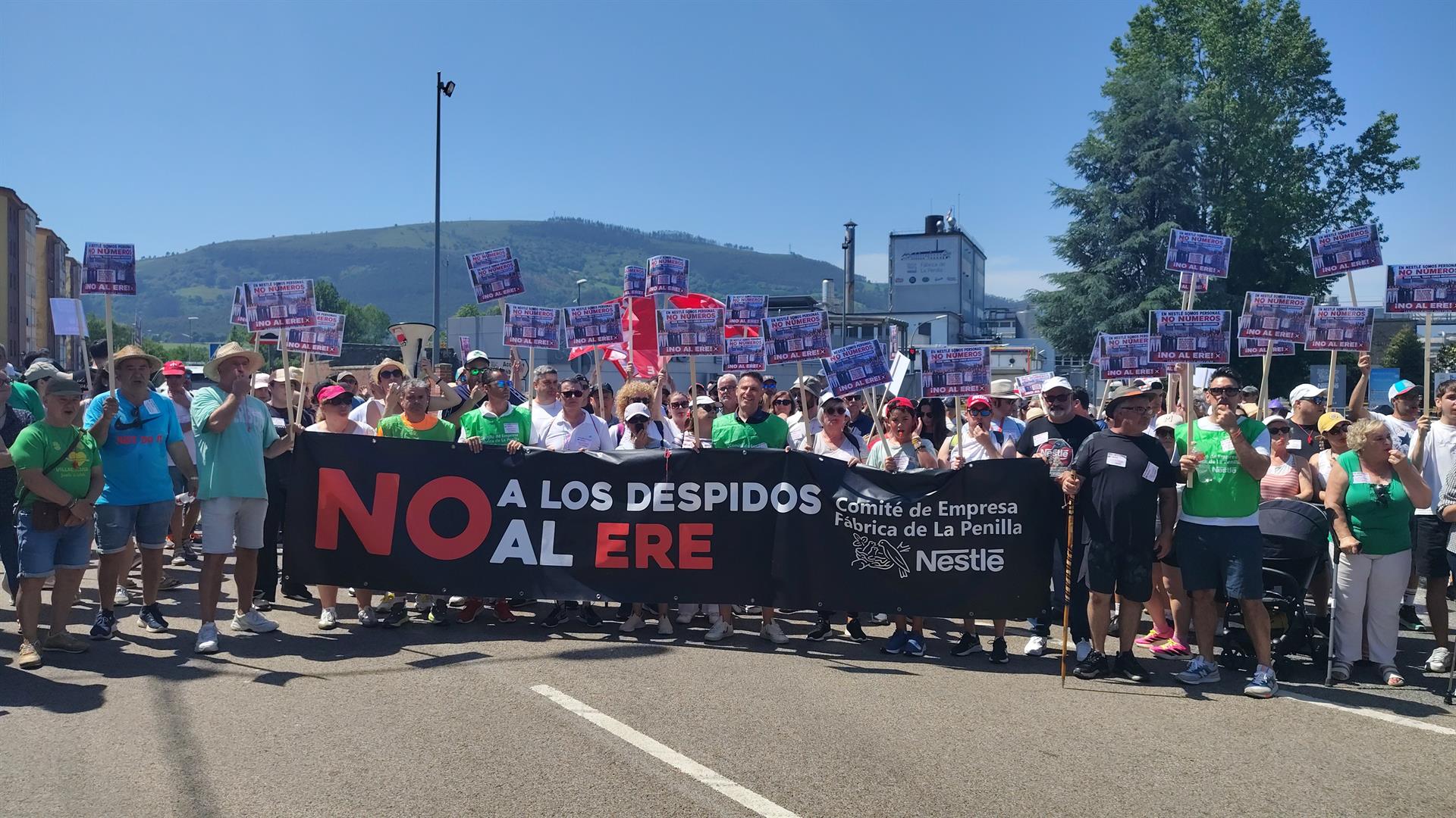Miles de personas marchan en Cayón en contra del ERE en Nestlé: "La Penilla se defiende" Miles de personas marchan en Cayón en contra del ERE en Nestlé: "La Penilla se defiende"