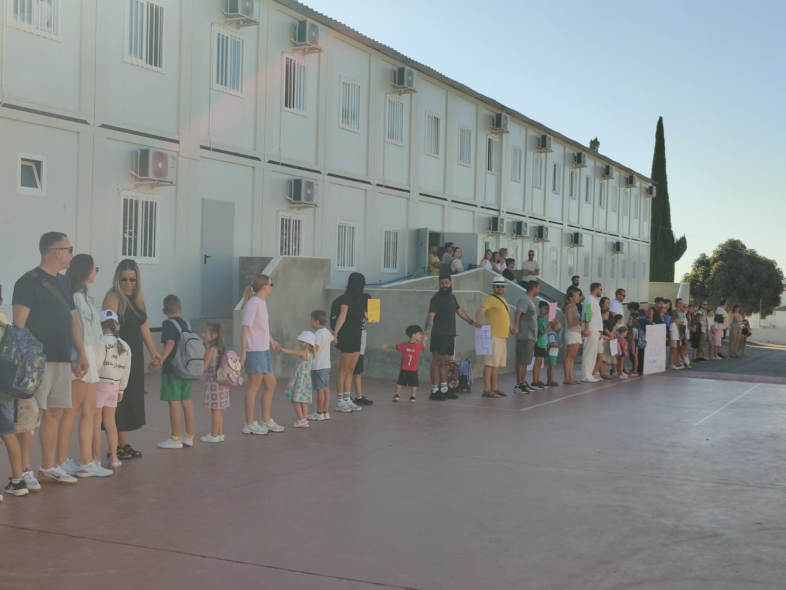 Familias y docentes de Orihuela Costa se unen a las puertas de los colegios para reivindicar una educación digna y de calidad Familias y docentes de Orihuela Costa se unen a las puertas de los colegios para reivindicar una educación digna y de calidad