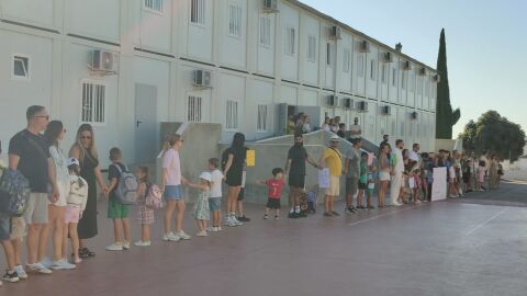 Familias y docentes de Orihuela Costa se unen con concentraciones a las puertas de los colegios para reivindicar una educaci&oacute;n digna y de calidad