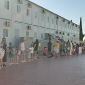 Familias y docentes de Orihuela Costa se unen con concentraciones a las puertas de los colegios para reivindicar una educación digna y de calidad