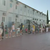 Familias y docentes de Orihuela Costa se unen con concentraciones a las puertas de los colegios para reivindicar una educación digna y de calidad Familias y docentes de Orihuela Costa se unen con concentraciones a las puertas de los colegios para reivindicar una educación digna y de calidad