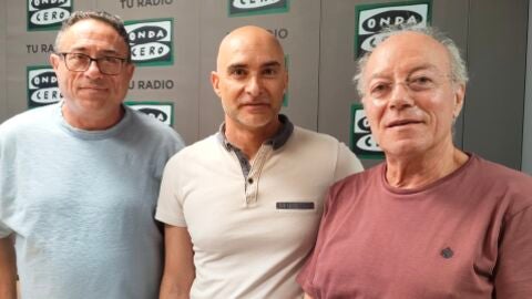 Vicente Garc&iacute;a, secretario general de la Uni&oacute;n Comarcal Henares de Comisiones Obreras, y Emilio Prieto, vecino de Alcal&aacute; de Henares cuyo padre estuvo en el campo de concentraci&oacute;n de Camposancos, junto a Alejandro Dom&iacute;nguez