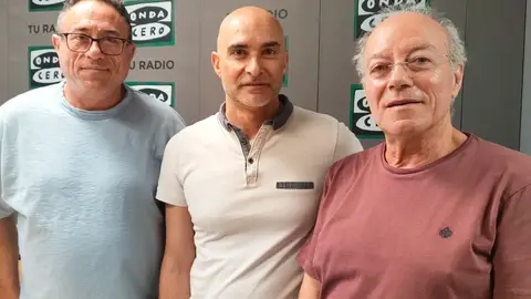 La sede de Comisiones Obreras del Henares acoge, desde el sábado 30 de mayo, la exposición "Las Puertas del Horror. El Campo de Concentración de Camposancos" Vicente García, secretario general de la Unión Comarcal Henares de Comisiones Obreras, y Emilio Prieto, vecino de Alcalá de Henares cuyo padre estuvo en el campo de concentración de Camposancos, junto a Alejandro Domínguez