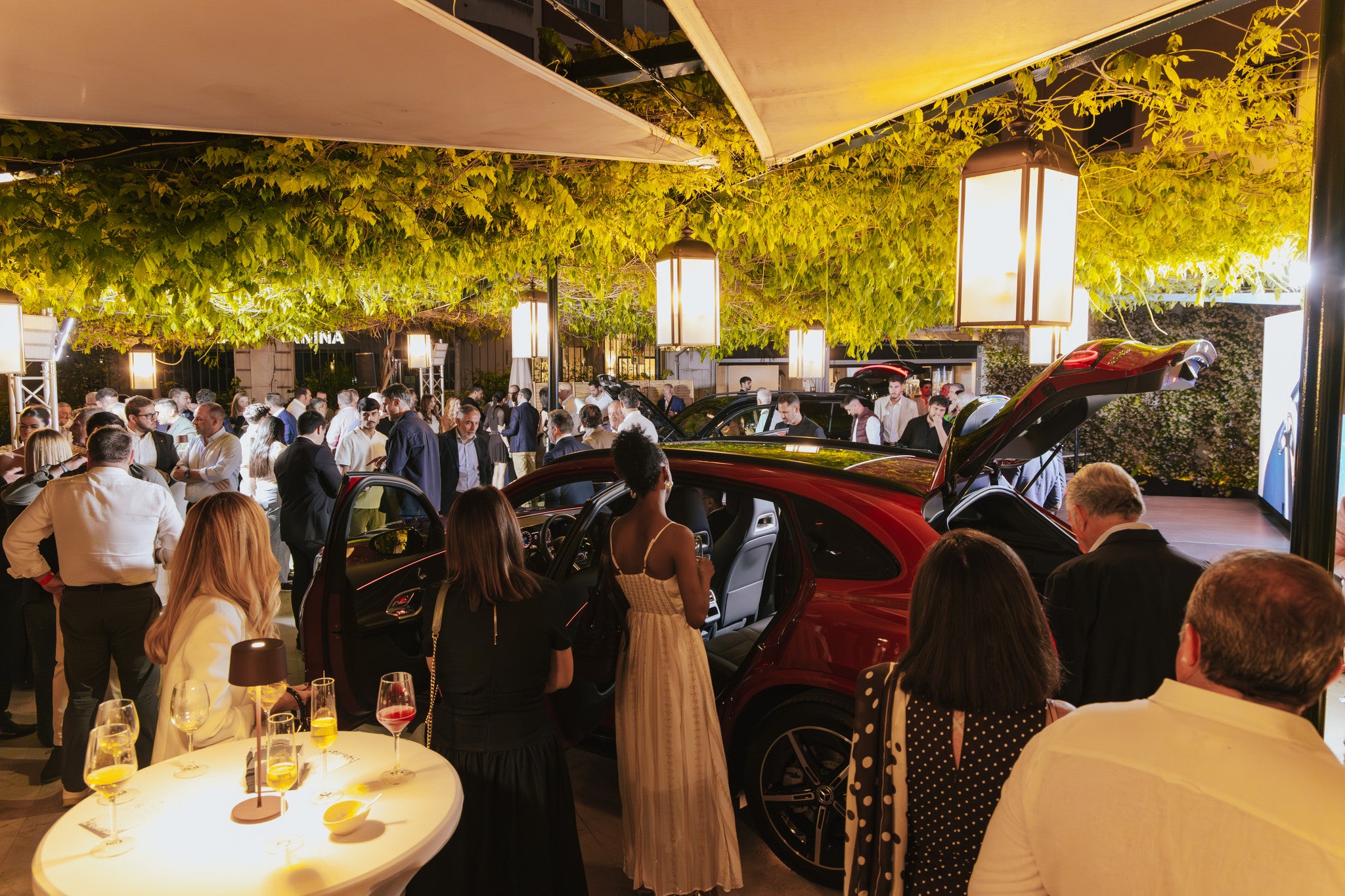 El Palacio de los Patos inaugura su nueva y espectacular terraza y Mercedes la aprovecha para presentar sus nuevos SUV GLB y GLC eléctrico El Palacio de los Patos inaugura su nueva y espectacular terraza y Mercedes la aprovecha para presentar sus nuevos SUV GLB y GLC eléctrico