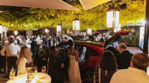 El Palacio de los Patos inaugura su nueva y espectacular terraza y Mercedes la aprovecha para presentar sus nuevos SUV GLB y GLC eléctrico El Palacio de los Patos inaugura su nueva y espectacular terraza y Mercedes la aprovecha para presentar sus nuevos SUV GLB y GLC eléctrico
