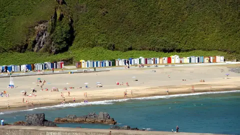 Valdés advierte que impagos y falta de solicitud hacen perder la titularidad de las casetas de playa. Valdés advierte que impagos y falta de solicitud hacen perder la titularidad de las casetas de playa.